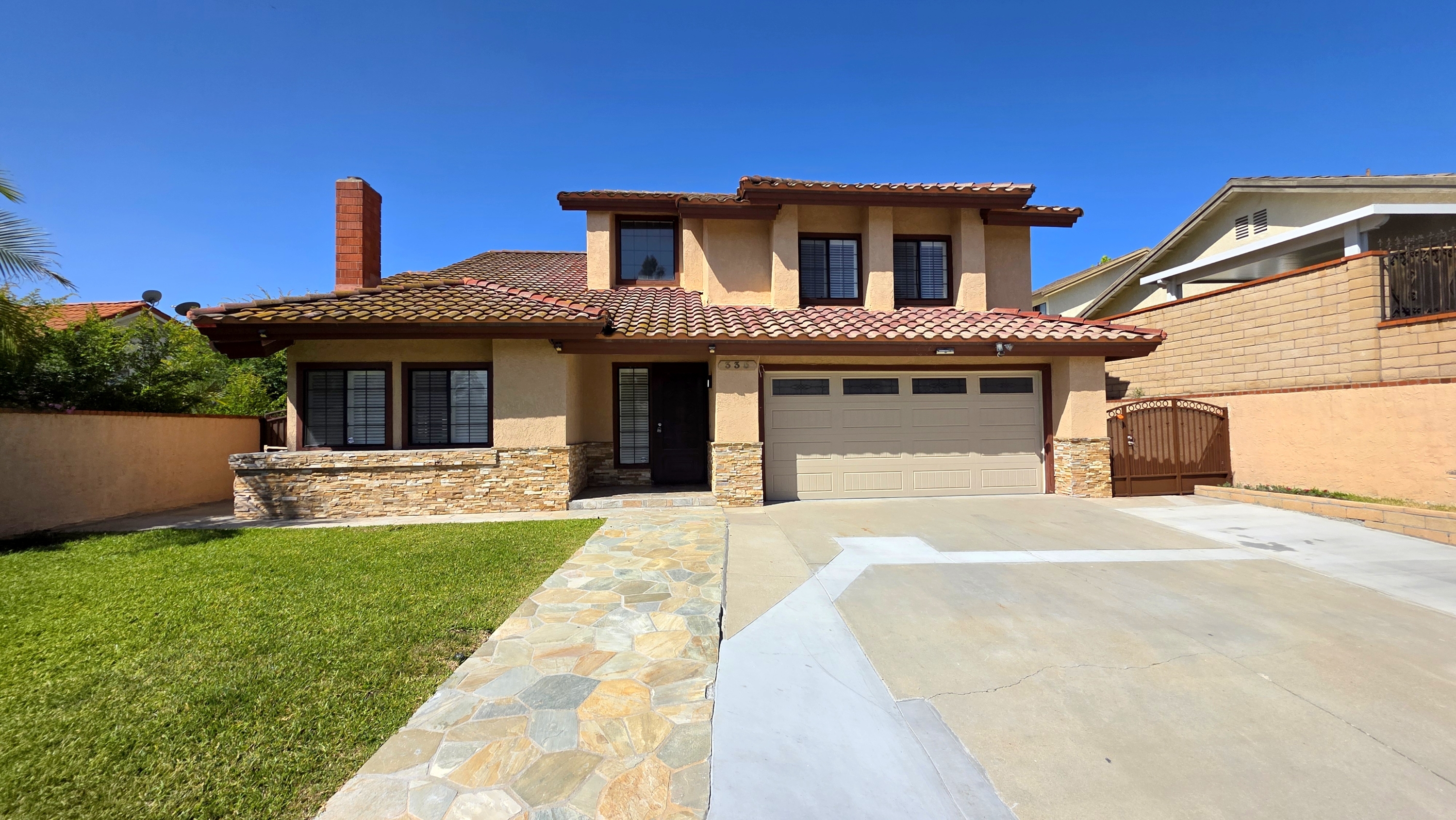 335 Eola Dr - Front House